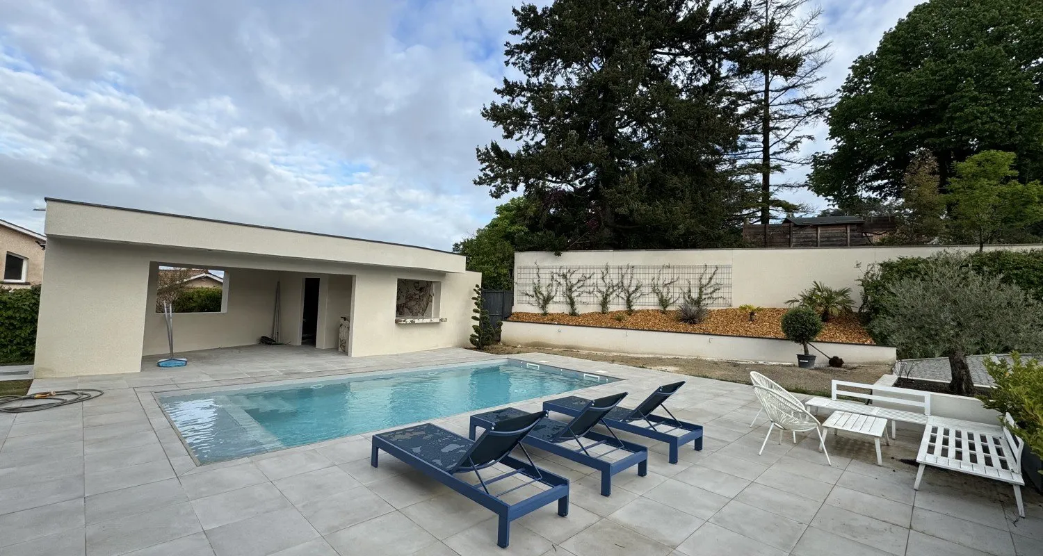 Piscine avec plage en dalles grises et pool house