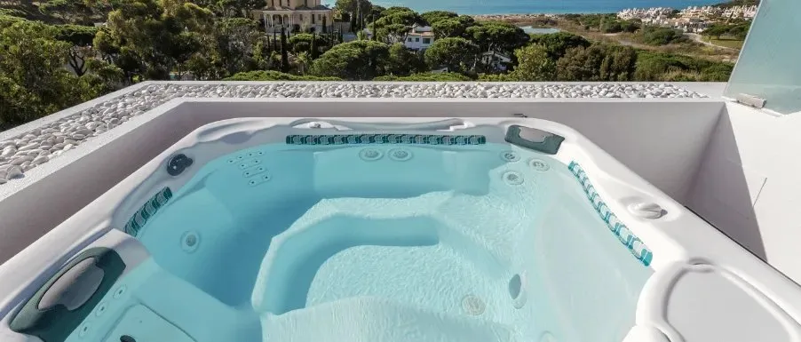 Spa extérieur intégré à une terrasse